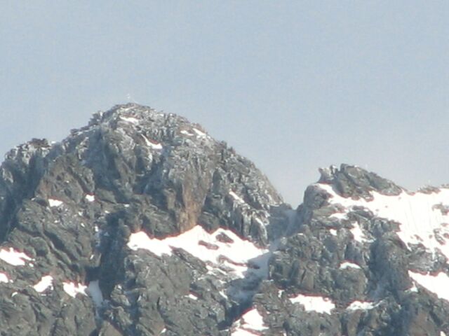 Piblen vrchol Grossglockneru na kter se leze zprava pes Kleinglockner (3770m) a uprosted pes sedlko na vrchol Grossglockner (3798m)