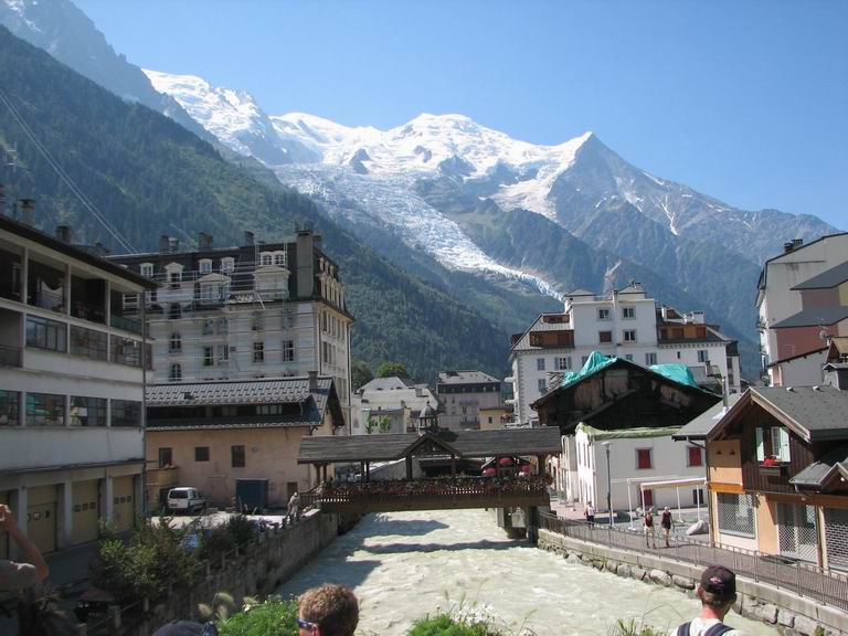 Chamonix a v pozad Mont Blanc 
