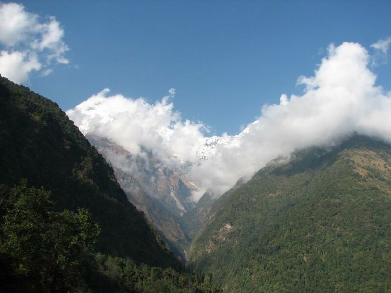 Pohled na masiv Annapuren - mli jsme tst na dobr poas, jak sestupujeme tak se kaz.