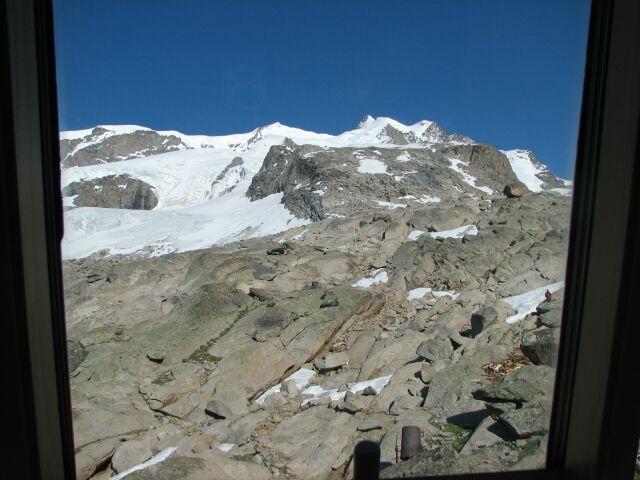Poled z okna chaty z postele kde jsem spal - vrchol Dufourspitze