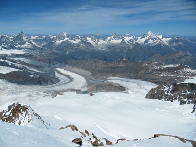 Pohled z vrcholu Dufourspitze (4634m.n.m.)