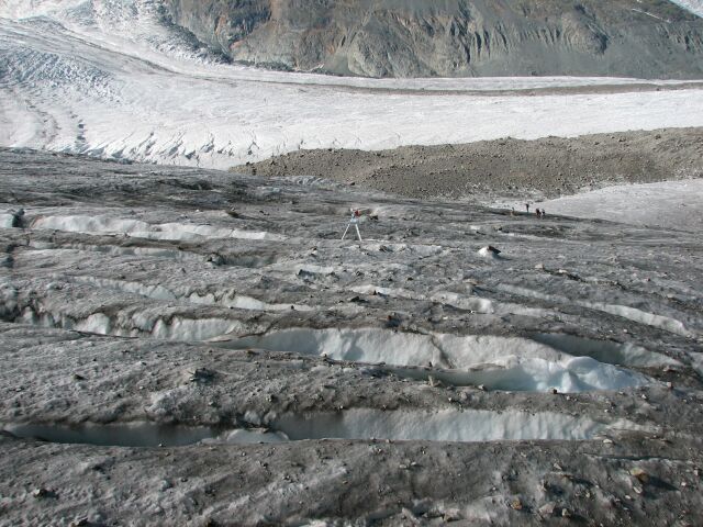 Opt ledovec posypan kameny